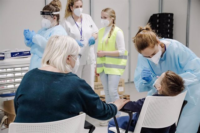 Archivo - Una enfermera realiza una PCR a un niño refugiado ucraniano, que ha llegado junto a un familiar en un autobús procedente de Polonia al Hospital de Emergencias Enfermera Isabel Zendal, a 11 de marzo de 2022, en Madrid (España).