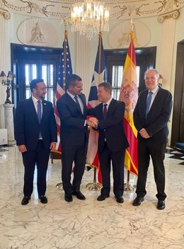 El presidente de C-LM, Emiliano García-Page, siendo recibido por el gobernador de Puerto Rico