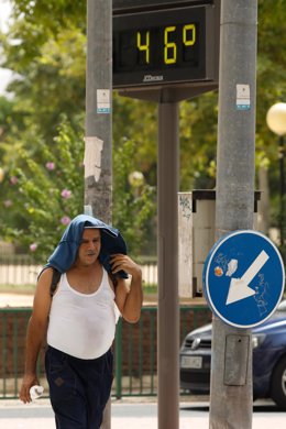 Archivo - Murcia activa un dispositivo especial por el aviso de altas temperaturas. En la imagen, un termómetro marca 46 grados centígrados