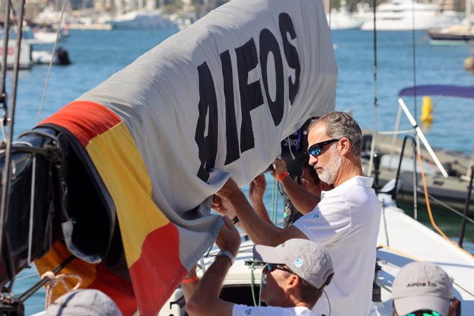 El rey Felipe VI embarcando en el Aifos para comenzar una nueva jornada de regatas, a 03 de agosto de 2022, en Palma de Mallorca (Baleares, España)