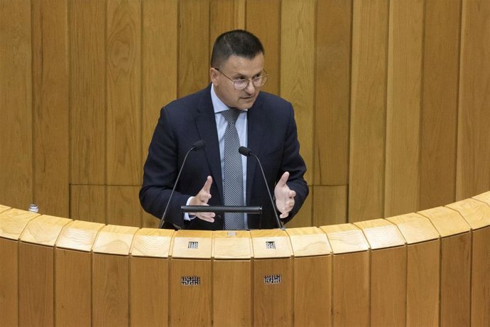 Archivo - El conselleiro do Medio Rural, José González, en el Parlamento de Galicia