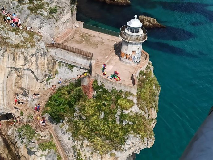 Archivo - Evacuación en el Faro del Caballo, en Santoña