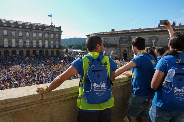 Varios jóvenes durante la inauguración y acto de acogida de la peregrinación europea de jóvenes 2022, en el Obradoiro de Santiago, a 3 de agosto de 2022, en Santiago de Compostela