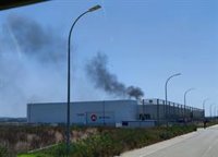 Bomberos sofoca un fuego de contenedores cerca del aeropuerto de Jerez (Cádiz) y evita el paro de actividad