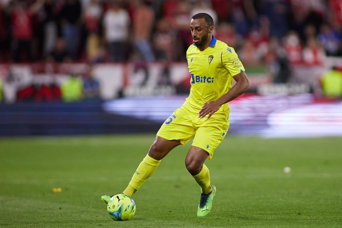 Archivo - Carlos Akapo of Cadiz in action during the spanish league, La Liga Santander, football match played between Sevilla FC and Cadiz CF at Ramon Sanchez-Pizjuan stadium on April 29, 2022, in Sevilla, Spain.