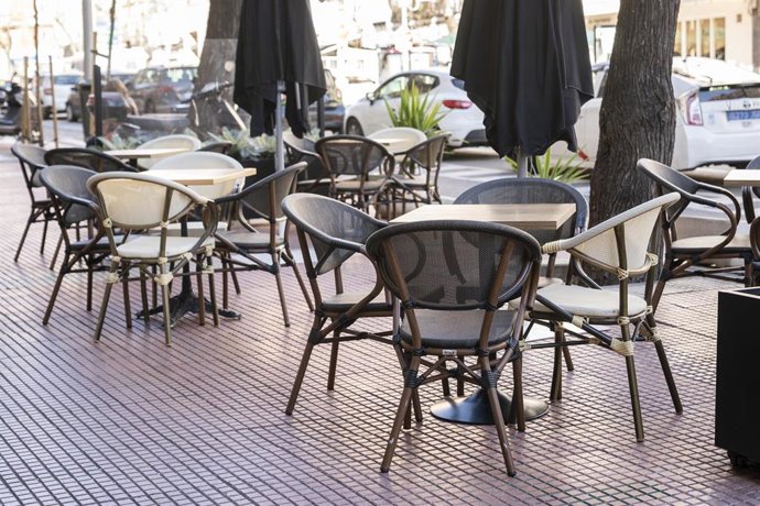 Archivo - Una terraza en Madrid (España). 