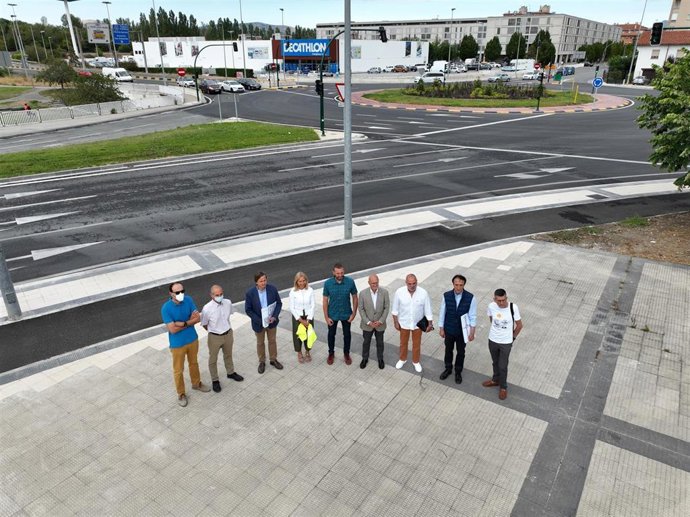 Imagen de la visita al renovado nudo viario de Berriozar.