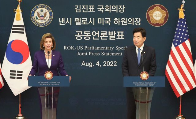 La presidenta de la Cámara de Representantes de EEUU, Nancy Pelosi, durante una rueda de prensa en Seúl con el presidente del Parlamento de Corea del Sur, Kim Jin Pyo