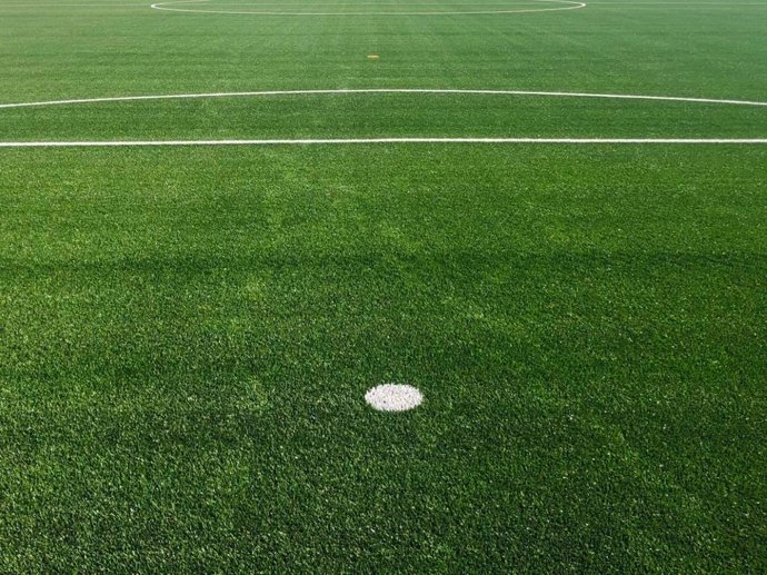Archivo - Césped campo de fútbol