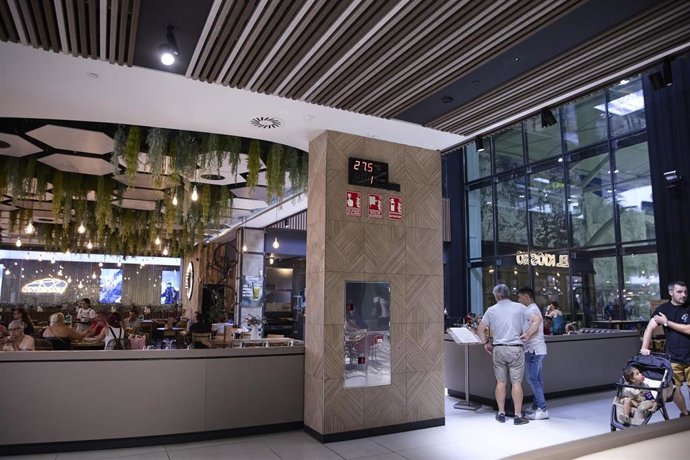 Un termómetro ambiental marca 27,5 grados en la entrada de un restaurante.