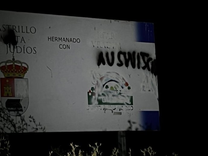 Pintadas antisemitas en uno de los carteles de Castrillo.