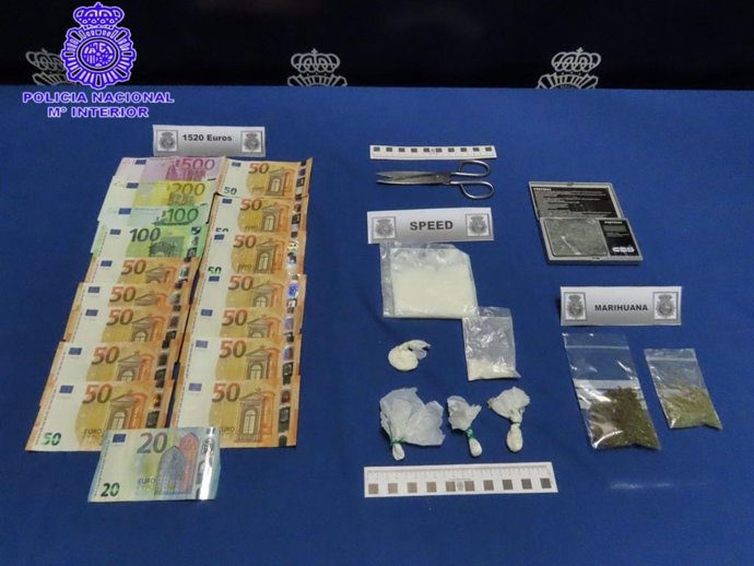 Dinero y droga incautada en el local de hostelería.