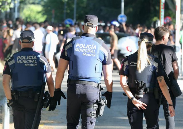 Archivo - Varios policías municipales