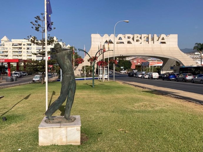 Arco en la entrada de Marbella.