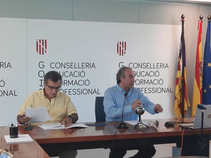 El conseller de Educación y Formación Profesional, Martí March, junto con el director general de Planificación, Ordenación y Centros, Toni Morante, antes de comenzar la rueda de prensa.