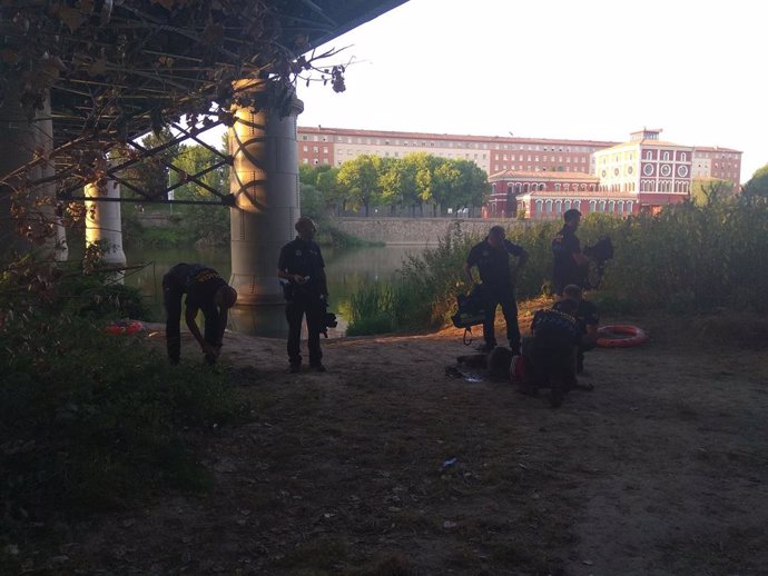 La Policía Local rescata a una mujer que se ahogaba en el río Ebro