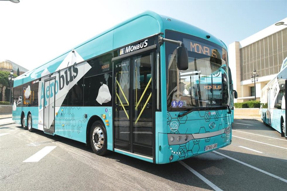 Archivo - Un autobús del servicio Aerobús, que conecta el Aeropuerto de Barcelona-El Prat con Barcelona.