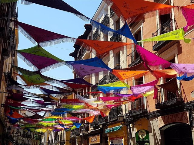 Mantones y farolillos engalanan las calles de Centro para recibir a las fiestas más castizas de Madrid tras la pandemia