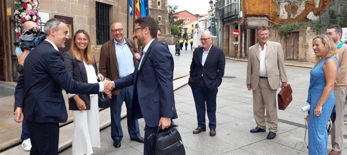 El consejero de Industria participa en los Cursos de La Granda.