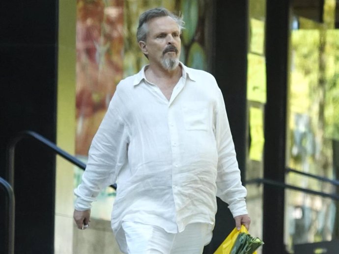 Miguel Bosé sale de una frutería de Madrid