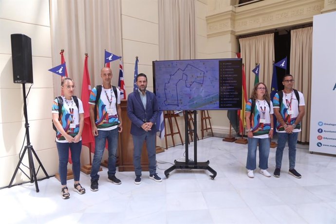 Archivo - Málaga capital pone en marcha un servicio itinerante de información turística para atender a viajeros. Imagen de archivo de la presentación de este servicio.