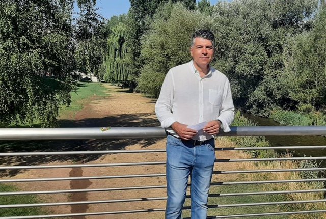 El alcalde en funciones, Vicente Marañón, en el río Arlanzón.