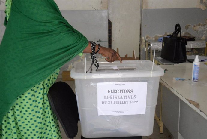 Archivo - Una mujer vota en un colegio electoral de la capital de Senegal, Dakar, durante las parlamentarias del 31 de julio de 2022