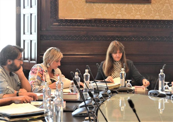 La presidenta del Parlament, Laura Borrs, junto a la vicepresidenta Alba Vergés y el secretario primero, Ferran Pedret, en la reunión de la Mesa de 26 de julio de 2022.