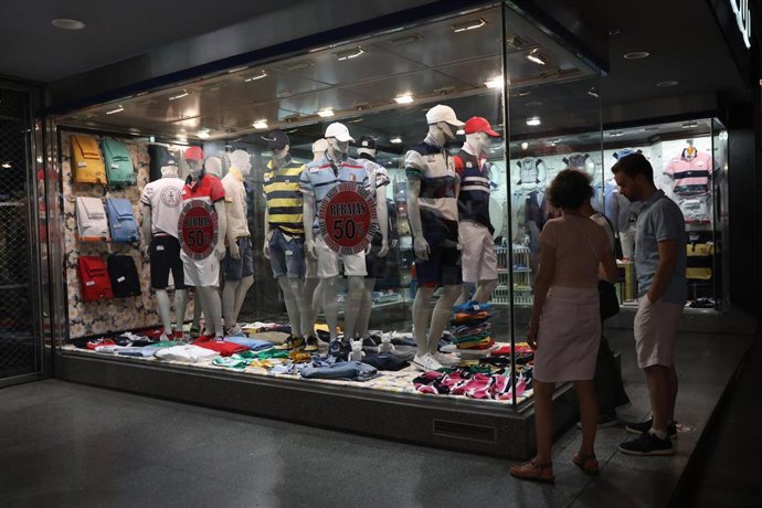 Dos personas frente a un escaparate, a 2 de agosto de 2022.