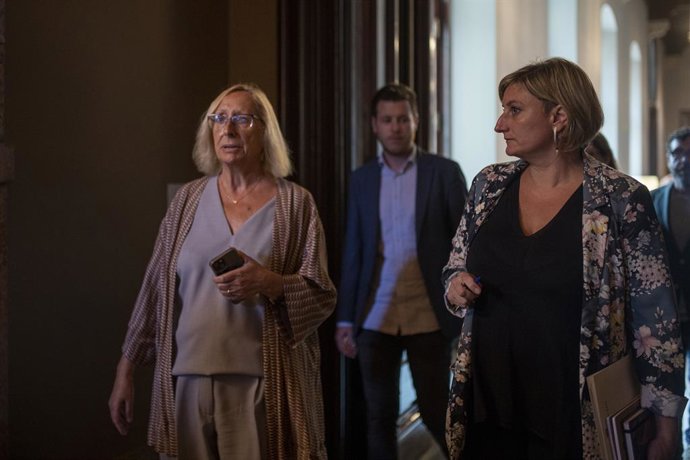 La vicepresidenta segona del Parlament, Assumpta Escarp i l'exconsellera de Salut de la Generalitat i actual vicepresidenta primera del Parlament Alba Vergés