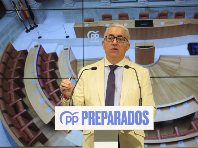 El portavoz del Grupo Parlamentario Popular, Jesús Ángel Garrido, en comparecencia de prensa