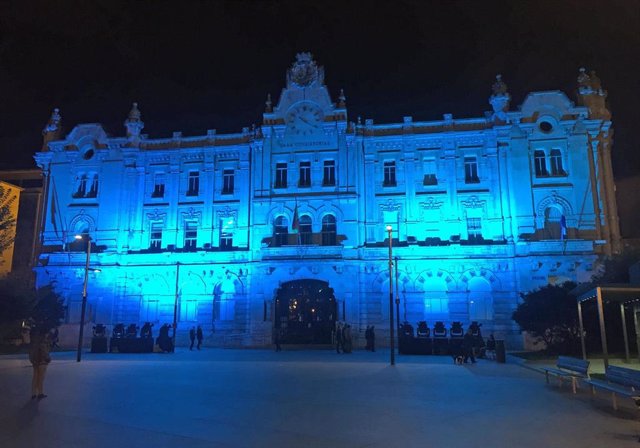 Archivo - La fachada del Ayuntamiento iluminada de azul