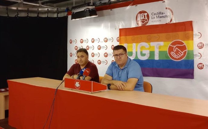 El secretario general de UGT Albacete, Francisco Javier González y el delegado sindical del centro de menores Albaidel, Jsoé María Muñoz.