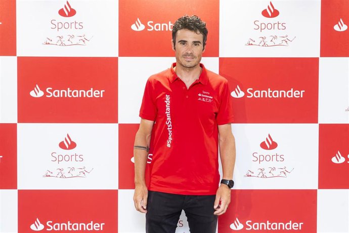 El triatleta español Javier Gómez Noya tras un acto con el Banco Santander
