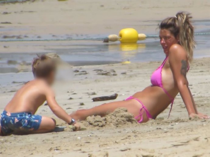 Laura Matamoros y su hijo Matías en las playas de Cádiz