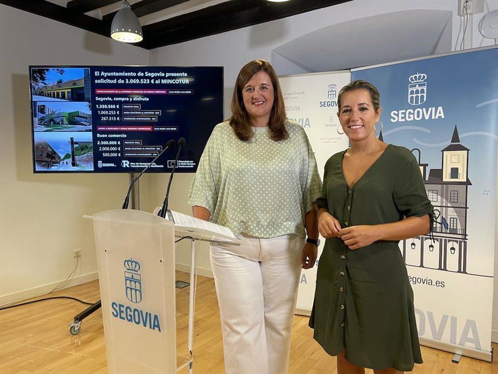 La alcaldesa de Segovia, Clara Martín, junto a la concejala de Servicios Sociales y Consumo, Ana Peñalosa.