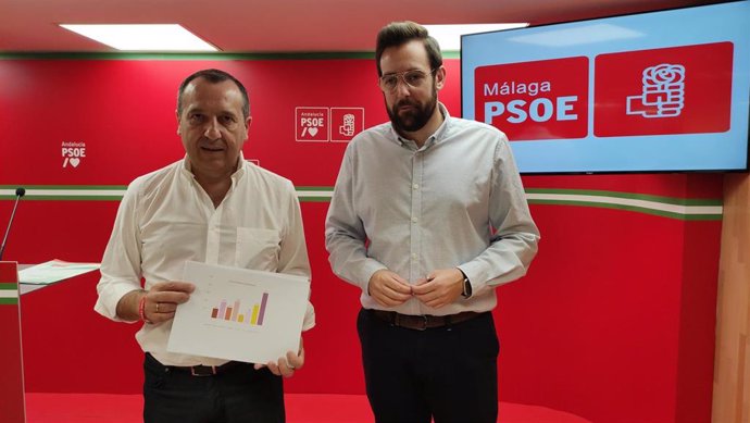 Los dirigentes del PSOE José Luis Ruiz Espejo y Víctor González en rueda de prensa