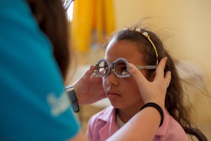 Seis ópticos-optometristas voluntarios de AFFLELOU se unen a El Desierto de los Niños y acompañan a la organización en su viaje por las arenas y pueblos del desierto.