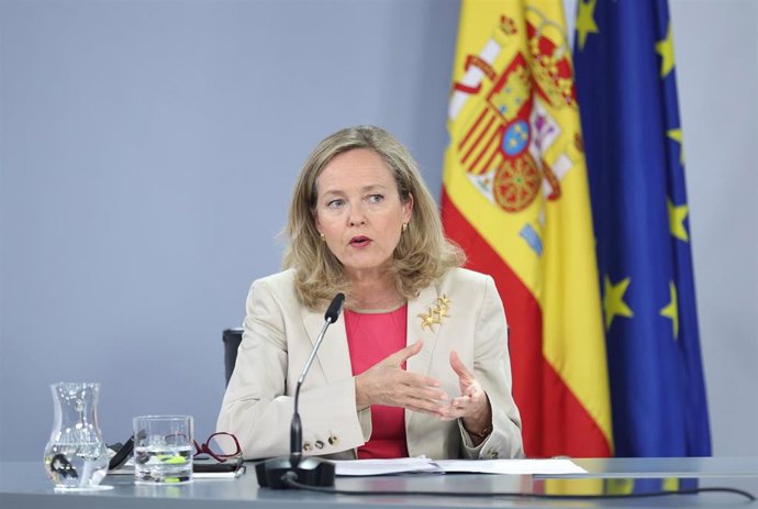 La vicepresidenta primera y ministra de Asuntos Económicos y Transformación Digital, Nadia Calviño, en una rueda de prensa posterior al Consejo de Ministros, en el Palacio de La Moncloa, a 26 de julio de 2022, en Madrid (España). El Consejo de Ministros
