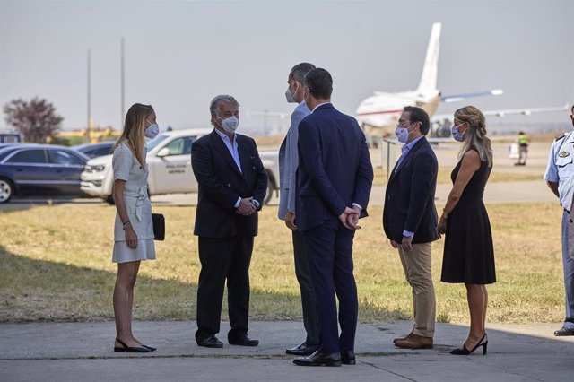 Archivo - El embajador Ferrán Carrión y Paula Sánchez recibidos por el Rey y el presidente del Gobierno, Pedro Sánchez, a su llegada a España desde Kabul