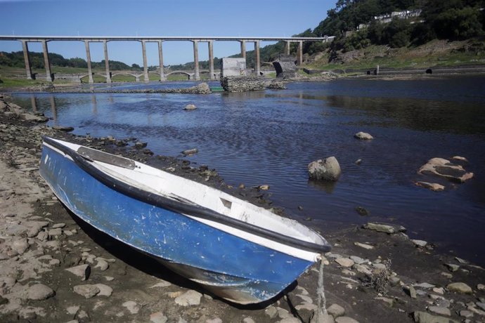 Una barca reposa en las orillas del Rio Miño, en una imagen de archivo.