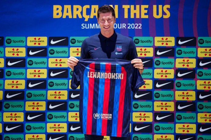 FILED - 20 July 2022, US, Florida: Polish footballer Robert Lewandowski holds up Barcelona's jersey during a press conference to present him as the new player for the team. Lewandowski has accused Bayern Munich of spreading "lies" in an attempt to justi