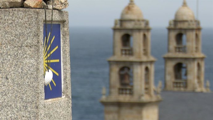 Mojón del Camino de Santiago en el entorno del santuario de la Virxe da Barca.