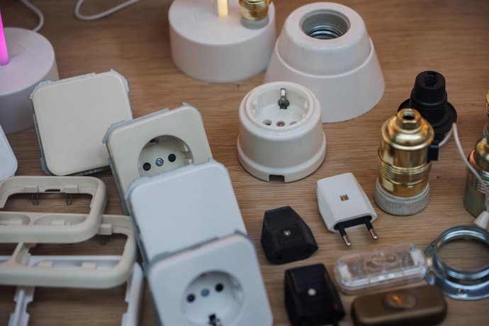 Archivo - Varios enchufes