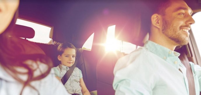 Archivo - Familia en un coche