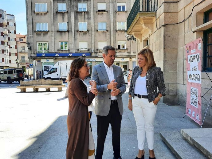 En el medio, el delegado del Gobierno en Galicia, José Miñones.