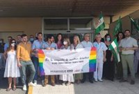 El Ayuntamiento de Algeciras (Cádiz) participa en una concentración en repulsa por la agresión homofóbica a un sanitario