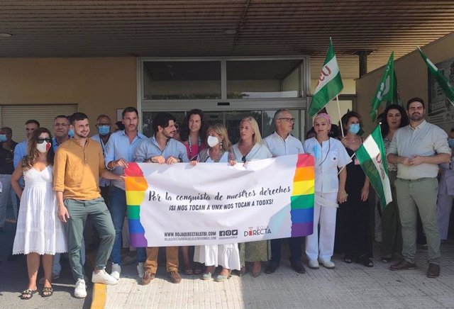 Un momento de la concentración en las puertas Hospital Universitario Punta de Europa de Algeciras (Cádiz)