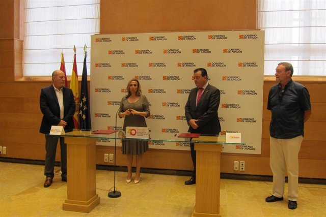 La consejera de Presidencia y Relaciones Institucionales del Gobierno de Aragón, Mayte Pérez, y el presidente de la Federación Aragonesa de Municipios, Comarcas y Provincias, Luis Zubieta, en el acto de firma de dos convenios de colaboración.