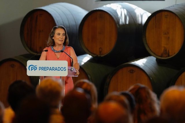 La secretaria general del PP, Cuca Gamarra, participa en un acto del partido celebrado en unas bodegas en Jerez de la Frontera (Cádiz).